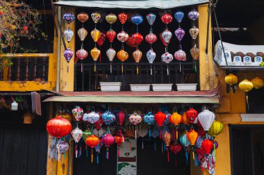 Çin 'in Asya' daki yeni yıl tatili için geleneksel bir Asya evinin duvarını renkli ipek fenerler süslüyor.