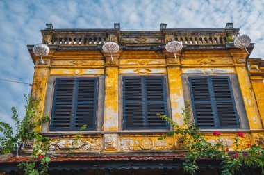 Yazın Vietnam 'da Hoi An' da eski bir kasabada eski bir Asya sarı evinin tarihi yüzü.