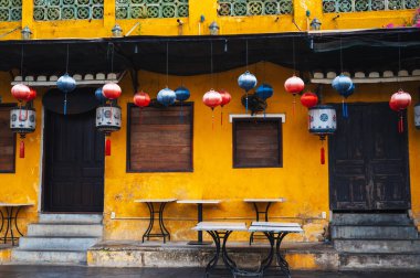 Asya 'da, Hoi An' da, Vietnam 'da eski bir kasabada Çin fenerleriyle süslenmiş antik bir Asya kafeteryasının ön cephesi.