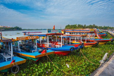 Vietnam 'ın Hoi An kentindeki Thu Bon Nehri' nde tahta Vietnam tekneleri. Hoi An, Vietnam - 12 Eylül 2024