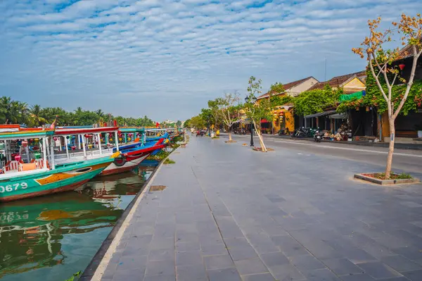 Vietnam 'ın Hoi An şehrinde yaz aylarında teknelerle dolu bir nehir kıyısında. Hoi An, Vietnam - 12 Eylül 2024