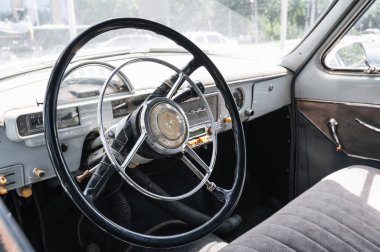 Özbekistan, Taşkent, 15 Temmuz 2024 - Klasik GAZ 21 Volga otomobilinin içinden yakın çekim.