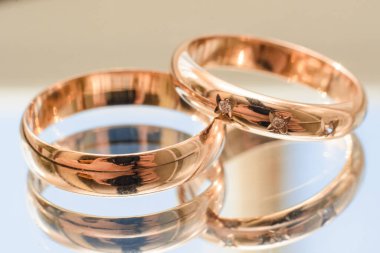 Düğün töreni için bir çift altın alyans.