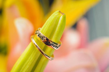 Düğün töreni için bir çift altın alyans.