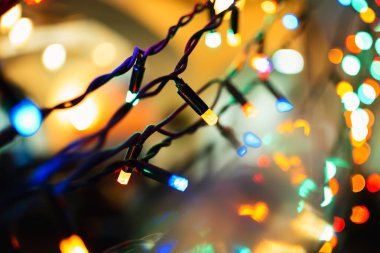 Renkli ışıklarla süslenmiş Noel çelenkleri yeni yılın dekorunu süslüyor.