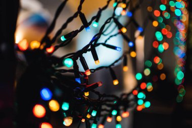 Renkli ışıklarla süslenmiş Noel çelenkleri yeni yılın dekorunu süslüyor.