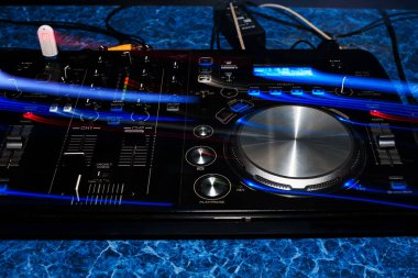 Müzik DJ 'i bir gece kulübü partisinde bir kabinde mikser.
