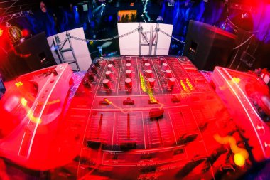 Müzik DJ 'i bir gece kulübü partisinde bir kabinde mikser.