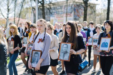 Vichuga, Rusya - 9 Mayıs 2015: Ölümsüz alayın - insanlar onların yakınları, İkinci Dünya Savaşı, zafer günü geçit töreni katılan portreleri ile