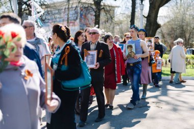 Vichuga, Rusya - 9 Mayıs 2015: Ölümsüz alayın - insanlar onların yakınları, İkinci Dünya Savaşı, zafer günü geçit töreni katılan portreleri ile