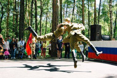 Vichuga, Rusya - 6 Haziran 2015: Rusya Vichuga şehir kutlama. Çocuk Ulusal kostümleri Sahne Alanı'nda gerçekleştirmek.