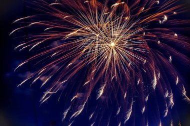 Arka planı karanlık gece gökyüzüne Festival çok renkli Selam. Piroteknik dan Selam