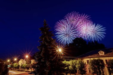 Şehre gece mavi gökyüzü karşı tatilde üzerinde çok renkli havai fişek