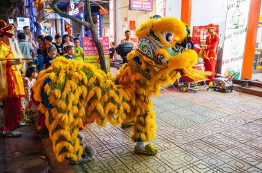 Asya 'da düzenlenen geçit töreninde, Asyalı Vietnamlı kostümlü ejderha gösterisi sokakta. Nha Trang, Vietnam - 2 Eylül 2024