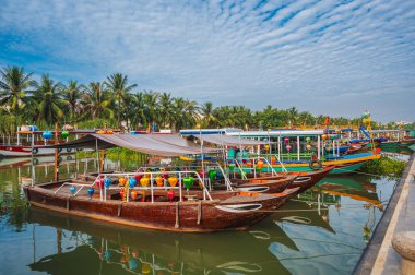 Vietnam 'da, Hoi An' ın eski kasabasındaki Thu bon nehrinde Vietnam gemileri.