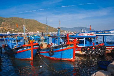 Vietnam balıkçı tekneleri, gemiler ve gemiler Vietnam 'daki Vinh Truong limanında. Nha Trang, Vietnam - 8 Eylül 2024