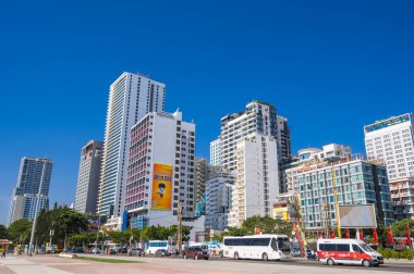 Yazın Asya 'da bir tatil köyünün ilk hattındaki gökdelen otelleri. Nha Trang, Vietnam - 3 Ağustos 2024