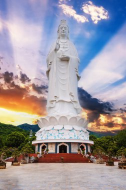 Vietnam 'da yazın Vietnam' daki Linh Nga Pagoda 'da Da Nang' da Buda 'nın büyük beyaz heykeli.