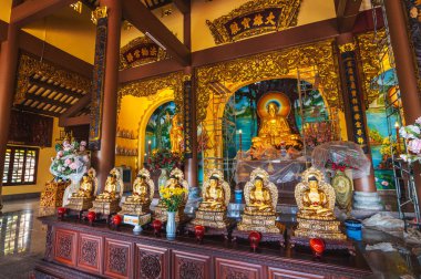 Asya 'daki Da Nang' daki Linh Ung Pagoda 'da sunak ve heykellerle bir Budist tapınağının içinde. Da Nang, Vietnam - 12 Eylül 2024