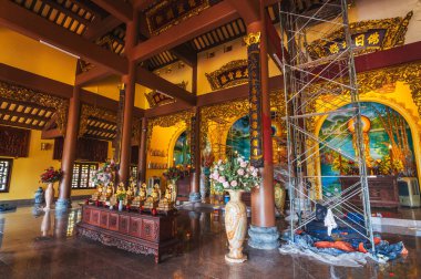 Asya 'daki Da Nang' daki Linh Ung Pagoda 'da sunağı olan Budist tapınağının içi. Da Nang, Vietnam - 12 Eylül 2024
