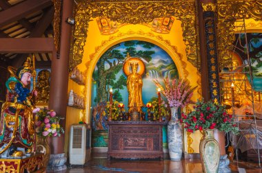Vietnam 'daki Asya' daki Budist tapınağının içinde ve sunağında. Da Nang 'da Linh Ung Pagoda' da.