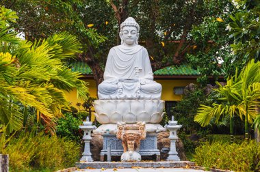 Vietnam 'da yaz aylarında Vietnam' da Linh Ung Pagoda 'daki parkta oturan Buda' nın beyaz Budist heykeli.