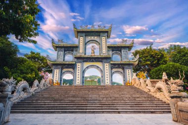 Vietnam 'da Vietnam' da Da Nang 'da bulunan Buda Heykeli' nin yanındaki Linh Ung Budist tapınağının kapısı.