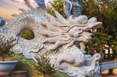 Asya 'daki Da Nang, Vietnam' daki Linh Ung Budist Pagoda 'da taş gibi Asya ejderhası heykeli.