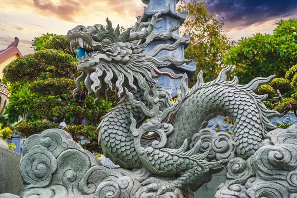 Asya 'daki Da Nang, Vietnam' daki Linh Ung Budist Pagoda 'da taş gibi Asya ejderhası heykeli.