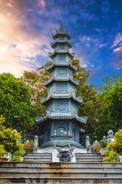 Vietnam 'da Da Nang' daki Linh Ung Pagoda 'daki Budist tapınağı kulesi.