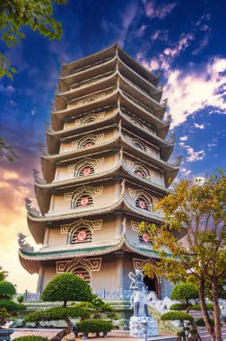 Vietnam 'daki Da Nang' daki Linh Ung Pagoda 'daki Thap Xa Loi Tapınağı' nın Budist Kulesi.