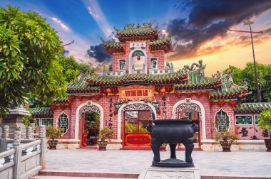 Hoi Quan Phu Kien Budist tapınağının güzel Asya kapısı. Yazın günbatımında Vietnam 'da Hoi An' da eski bir kasabada tapınağı var.