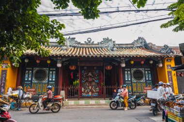 Yazın Asya 'da Hoi An' da eski bir kasabada tapınağı olan Budist tapınağına antik Asya kapısı. Hoi An, Vietnam - 12 Eylül 2024