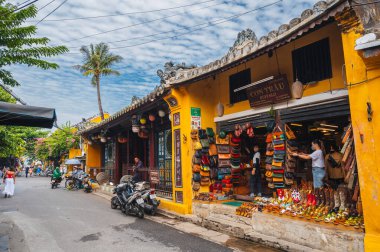 Asya 'daki Hoi An şehrinde bir hediyelik eşya dükkanı olan eski kasabanın sokakları. Hoi An, Vietnam - 12 Eylül 2024