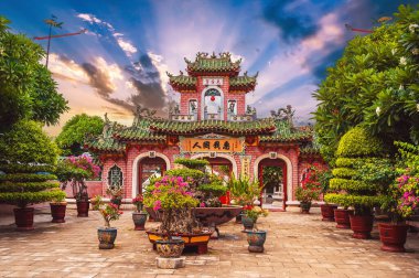 Hoi Quan Phu Kien Budist Pagoda 'ya eski bir Asya kapısı. Gün batımında Vietnam' da Hoi An 'da bir tapınağı var.