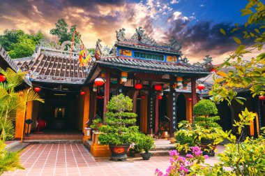 Vietnam 'ın Hoi An şehrindeki Vietnam tapınağındaki güzel Asya Budist tapınağı. Gün batımında Vietnam' da.