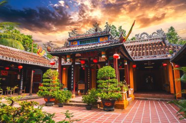 Vietnam 'ın Hoi An şehrindeki Vietnam tapınağındaki güzel Asya Budist tapınağı. Yazın günbatımında Vietnam' da.