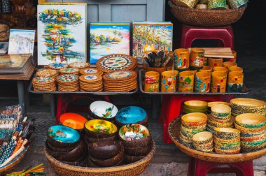 Vietnam 'da, Asya' da bir Vietnam hediyelik eşya dükkanında tezgahın üzerinde çeşitli ürünler var. Hoi An, Vietnam - 12 Eylül 2024