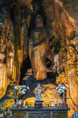 Vietnam, Vietnam 'daki Da Nang' daki Mermer Dağlar 'daki Tong Chon Mağarası' nda heykelleri ve bir tapınağı olan Budist tapınağı.