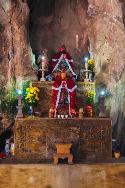 Vietnam 'da Da Nang' daki mermer dağlarda Huyen Khong Mağarası içinde Asya heykelleri olan Budist tapınağı.