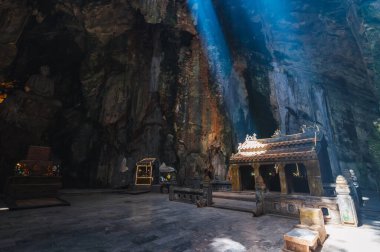 Vietnam 'da Vietnam' da Da Nang 'daki Huyen Huong Mağarası' ndaki kutsal Budist tapınağının içinde.
