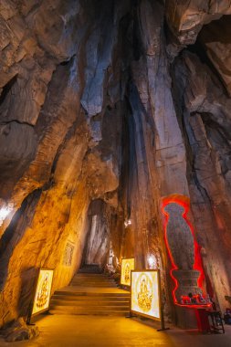 Vietnam 'daki Da Nang' daki mermer dağlardaki güzel kireçtaşı am Phu mağarası.