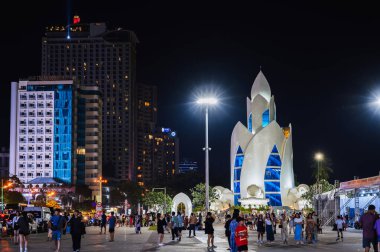 Gece vakti Asya 'da bir turist şehrinin merkez meydanındaki Lotus Kulesi' nde. Nha Trang, Vietnam - 20 Ağustos 2024