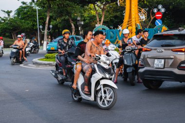 Asya 'da bir kavşakta motosiklet ve araba trafiği. Nha Trang, Vietnam - 20 Ağustos 2024