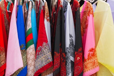 Geleneksel Asya çok renkli ipek elbiseler Vietnam 'da Asya' da piyasada