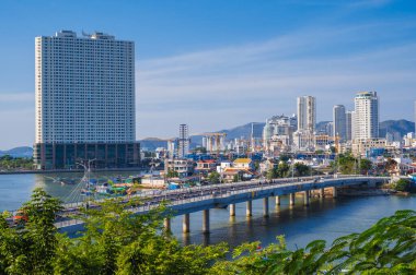 Yazın Asya 'nın Nha Trang kentindeki Cai Nehri ve Xom Bong Köprüsü panoramik manzarası. Nha Trang, Vietnam - 8 Ağustos 2024