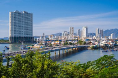 Yazın Asya 'nın Nha Trang kentindeki Cai Nehri ve Xom Bong Köprüsü panoramik manzarası. Nha Trang, Vietnam - 8 Ağustos 2024