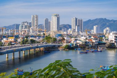 Yazın Asya 'nın Nha Trang tatil köyündeki Cai Nehri ve Xom Bong Köprüsü' nün panoramik manzarası. Nha Trang, Vietnam - 8 Ağustos 2024