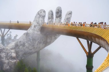 Altın Köprü, Da Nang 'daki Ba Na Hills Parkı' nda sisin içindeki dağda Tanrı 'nın Elleri olarak da bilinir. Da Nang, Vietnam - 13 Eylül 2024