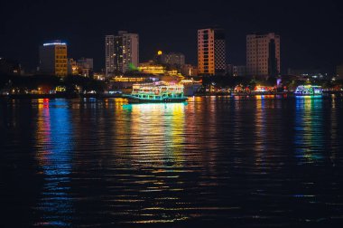 Vietnam 'da Han Nehri seti ve gökdelenlerinin gece manzarası.